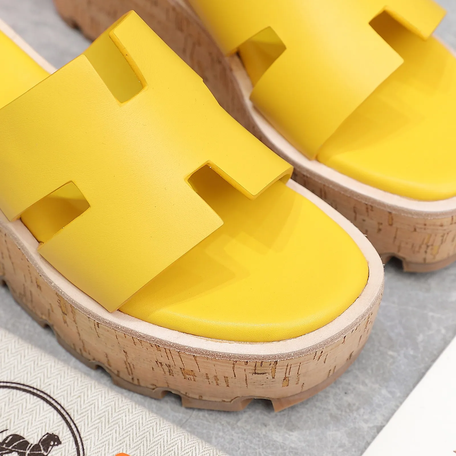 👟👟Ex-factory price 560👟👟 💥2024💥Hermès will continue the classic in 2022 Hermès Wood Grain Wedge H Slippers Hermès’ wedge sandals are the simplest, most durable and elegant I have ever seen! ! ! You can hold any style, the height of the 6cm wedge heel is easy to control, and the colors are all matching. The upper and the feet have her unique style, be sure to buy this one, it is truly classic, easy to wear and look good! Fabric: Imported cowhide, sheepskin lining, sheepskin feet, Italian original leather outsole welt, log water pine wrapped water table, rubber non-slip original outsole Color: 11 colors Code number: 35-40 Full set of original packaging
